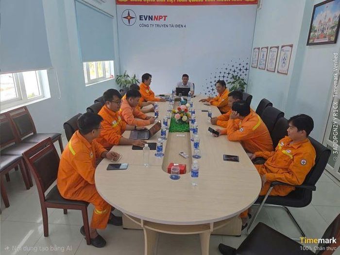 Anh Huỳnh Ngọc Lũy, Tổ trưởng Tổ Quản lý vận hành Trạm biến áp 500kV Đức Hòa (người ngồi giữa) đang chủ trì buổi họp sản xuất tại Trạm