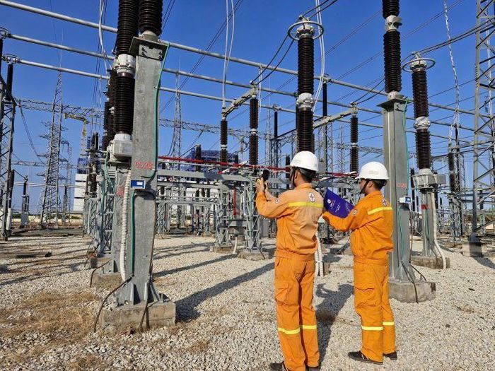 Nhân viên vận hành trạm 500kV Long Phú kiểm tra tăng cường thiết bị đảm bảo vận hành trong mùa mưa bão
