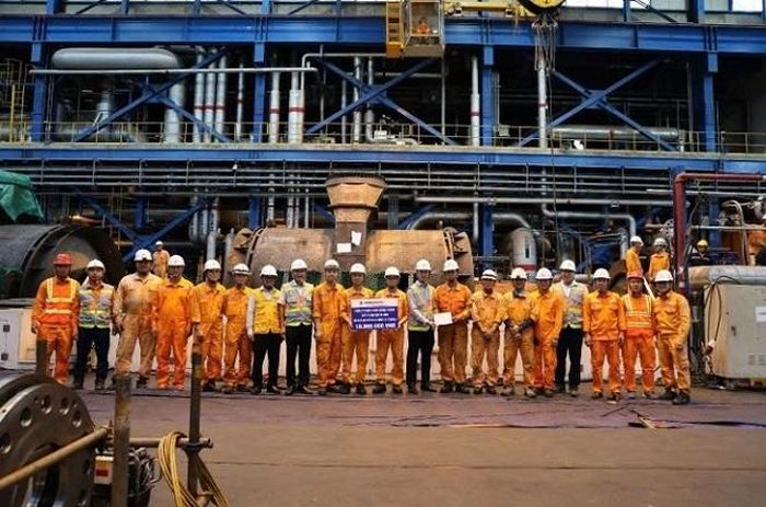 Đại diện Lãnh đạo Công ty Nhiệt điện Mông Dương thăm hỏi tặng quà cho lực lượng thực hiện công tác đại tu tổ máy S2 nhân dịp lễ Quốc khánh 2/9.