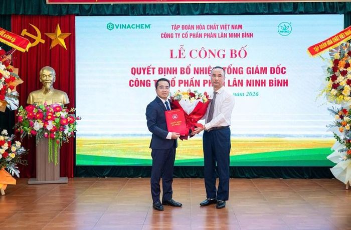 Ông Phạm Mạnh Ninh, Chủ tịch HĐQT NIFERCO, trao Quyết định bổ nhiệm và tặng hoa chúc mừng tân Tổng Giám đốc Trần Thắng