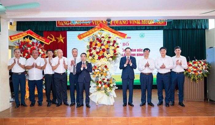 Tổng Giám đốc Vinachem Nguyễn Hữu Tú cùng lãnh đạo Tập đoàn và Niferco tặng hoa chúc mừng tân Tổng Giám đốc Trần Thắng