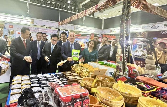  Hội chợ Thương mại Việt - Lào 2026 diễn ra từ ngày 16 - 20/7 tại Viêng Chăn, tạo cơ hội kết nối doanh nghiệp, mở rộng thị trường và thúc đẩy thương mại song phương (Ảnh: Bộ Công Thương) 