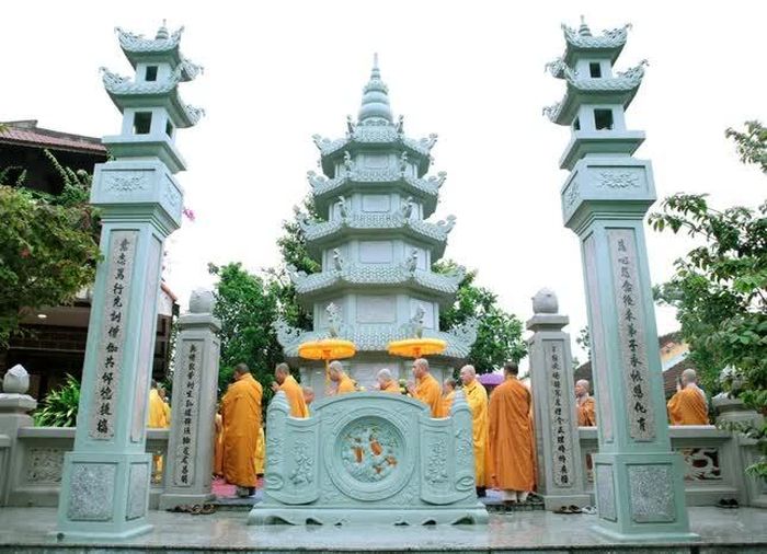 Hữu nhiễu bảo tháp