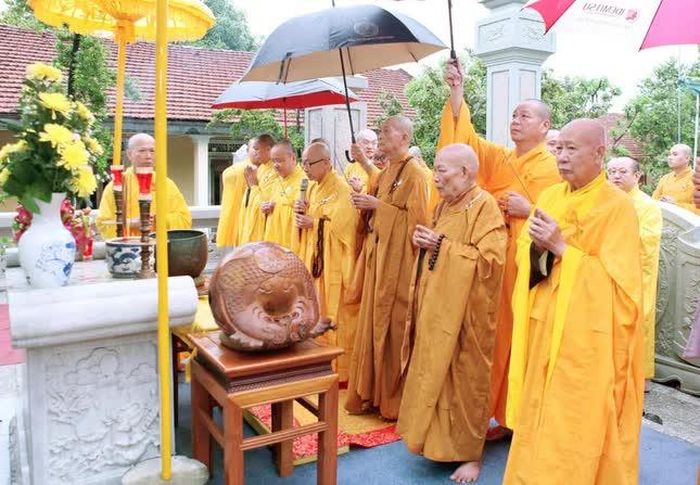 Chư tôn đức dâng hương tưởng niệm Hòa thượng Thích Từ Ý