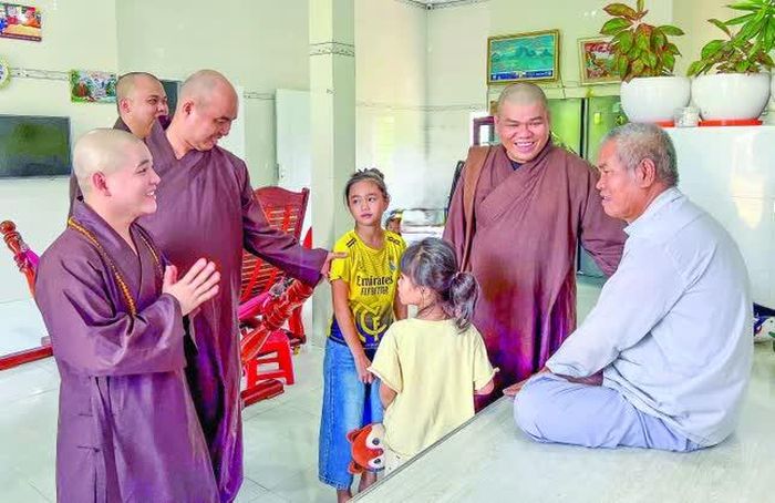 Với tinh thần lạc quan của ba, sự động viên của người thân, ba kiên cường chống chọi với bệnh tật, cố gắng rèn luyện sức khỏe và kết quả cũng đỡ hơn nhiều
