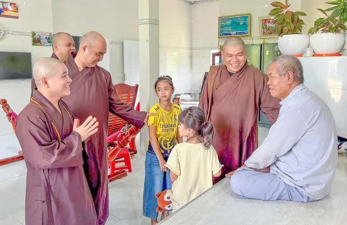 Với tinh thần lạc quan của ba, sự động viên của người thân, ba kiên cường chống chọi với bệnh tật, cố gắng rèn luyện sức khỏe và kết quả cũng đỡ hơn nhiều