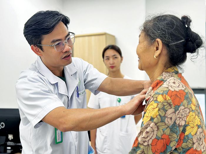 Bác sĩ Bệnh viện Hữu Nghị Việt Đức cơ sở Ninh Bình thăm khám cho bệnh nhân. Ảnh: ĐĐK.