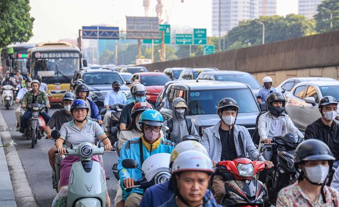 Đường Phạm Hùng đoạn gần bến xe Mỹ Đình di chuyển ken kín, người dân phải nhích từng chút một.