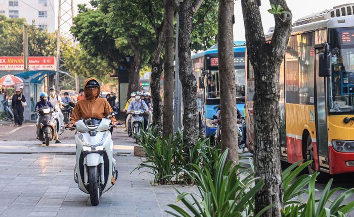 Dòng phương tiện di chuyển khó khăn, nhiều người còn bất chấp vi phạm cho xe lên vỉa hè để lưu thông. 