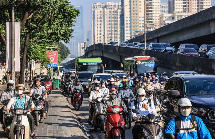 Đường Khuất Duy Tiến hướng đi Nguyễn Trãi - Nguyễn Xiển thời điểm hơn 8h sáng. 