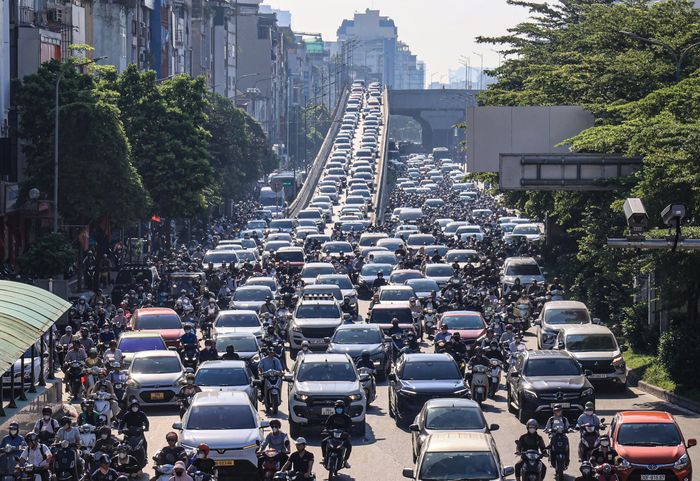 Đến khoảng hơn 9h sáng, tình trạng đông đúc trên nhiều tuyến phố vẫn chưa có dấu hiệu hạ nhiệt, giao thông tiếp tục di chuyển chậm (Trong ảnh đường Trường Chinh đoạn đầu Ngã Tư Sở). 