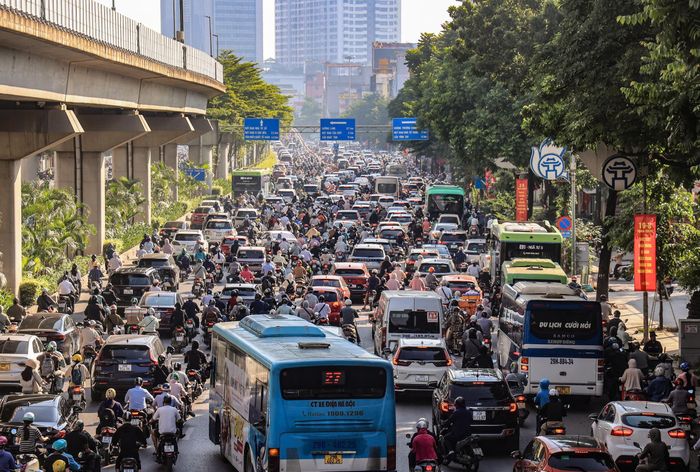 Nhiều người tỏ ra mệt mỏi trong ngày đi làm sau nghỉ lễ do giao thông đông đúc, thời tiết oi nóng. 