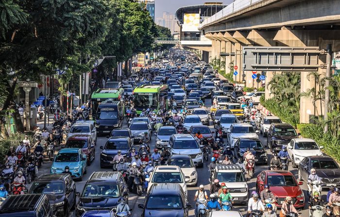 Ghi nhận trên đường Nguyễn Trãi vào thời điểm hơn 8h sáng nay, dòng xe ken đặc, di chuyển chậm.