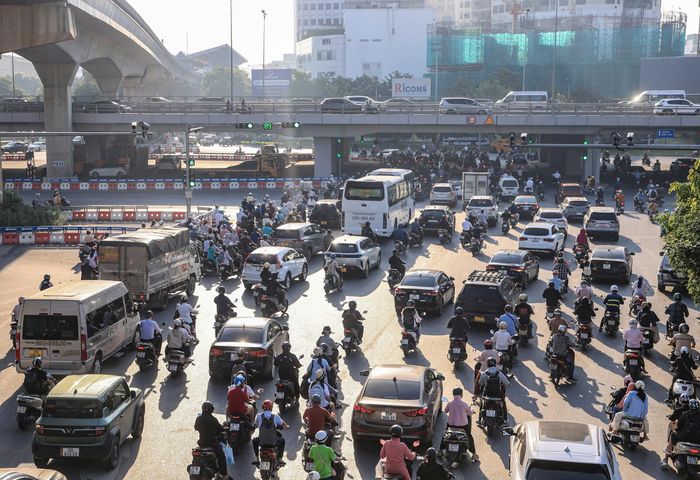 Nút giao Mai Dịch thời điểm lúc 8h sáng nay. 