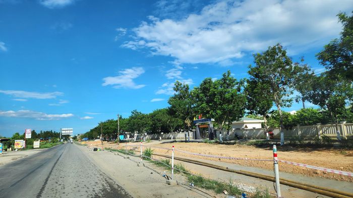 Tuy vậy, ghi nhận cho thấy tại một số đoạn, điểm mặt bằng thông thoáng nhưng công tác thi công cầm chừng, có vị trí vắng bóng thiết bị cơ giới.