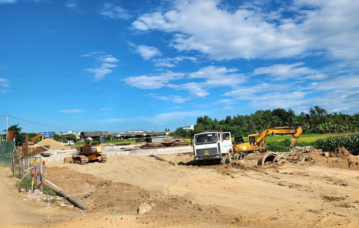Ghi nhận dọc tuyến cho thấy, trên công trường các nhà thầu tổ chức 5 mũi thi công. Tại đoạn tuyến giáp cao tốc Đà Nẵng - Quảng Ngãi do nhà thầu Trường Thành đảm trách phần mặt bằng sạch phía bên trái tuyến được cấp tốc bóc phong hóa, san nền.