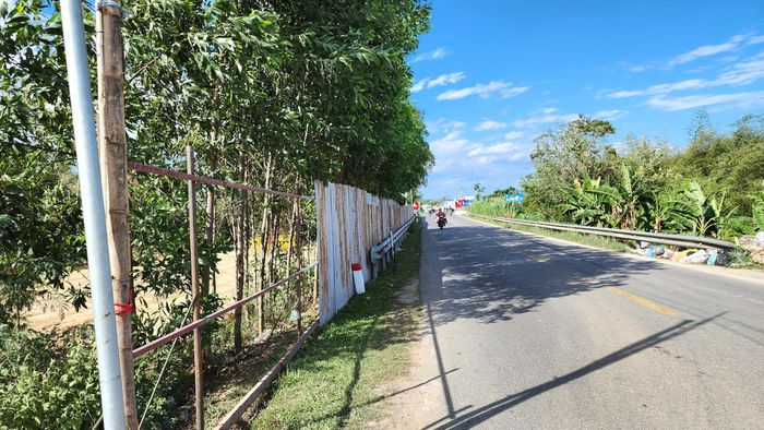 Để đảm bảo ATGT tại một số điểm, nhà thầu dựng tường rào kín.