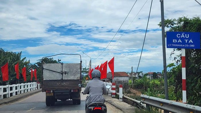 Ông Nguyễn Phỉ Phương cho biết, hạng mục bồi thường, GPMB trước đây được UBND tỉnh giao Trung tâm phát triển quỹ đất tỉnh thực hiện, song nhiều tháng qua không triển khai được nhiều và hiện đã bàn giao công tác này cho chủ đầu tư. Chúng tôi đang nỗ lực kiểm kê, đánh giá 250 hộ dân có đất, vật kiến trúc nằm trong hành lang ATGT để vận động tháo dỡ.