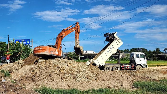 Những ngày qua, tranh thủ thời tiết nắng ráo, mặt bằng được bàn giao, các nhà thầu thi công trên tuyến huy động máy móc, thiết bị, nhân lực tập trung thi công.