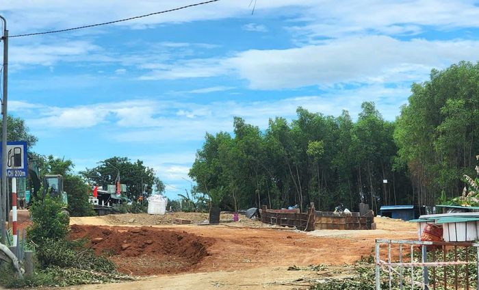 Theo ông Phương, đa phần người dân chủ động bàn giao mặt bằng và nhà thầu sẽ hỗ trợ máy móc tháo dỡ các công trình, giải quyết dứt điểm tồn tại về mặt bằng đối với vị trí nằm trong phạm vi hành lang ATGT trong tháng 9 này.