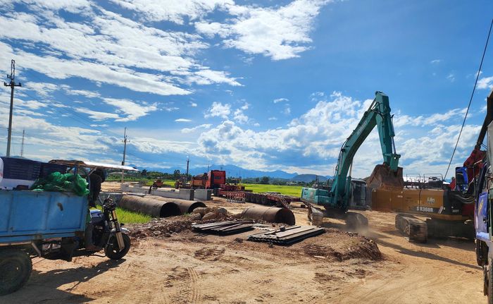 Tại hạng mục cầu Bà Mẹo, một trong ba công trình cầu trên tuyến, nhà thầu Trường Thành đẩy nhanh hạng mục cọc khoan nhồi. Đơn vị đặt mục tiêu hoàn thành khoan cọc nhồi 18 mố, trụ cầu. 