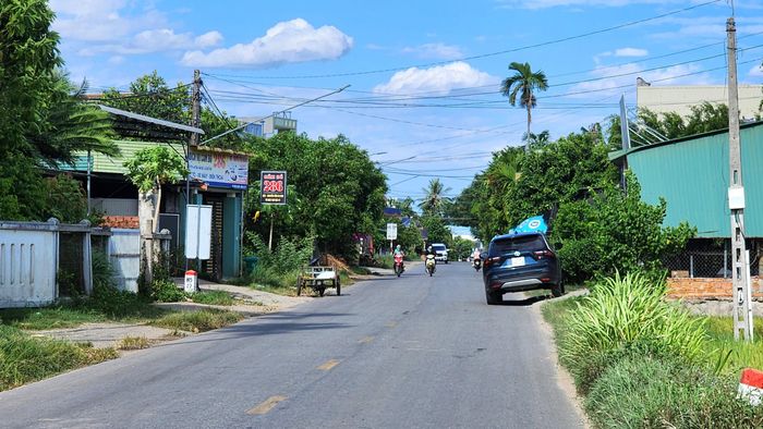 Dọc tuyến, hàng trăm nhà dân, công trình vật dụng kiến trúc vẫn chưa được giải quyết. Được biết, để thực hiện dự án, tỉnh Quảng Ngãi dự kiến bố trí gần 280 tỷ đồng để thực hiện bồi thường giải phóng mặt bằng và tái định cư.