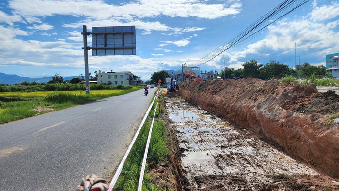 Ông Nguyễn Phỉ Phương, Phó giám đốc Ban Quản lý dự án đầu tư xây dựng các công trình giao thông Quảng Ngãi cho biết, đến nay tiến độ dự án đạt khoảng 6% và dự kiến cuối tháng 9 sẽ đạt 12%, tiến đến cuối năm 2026 đạt 20%.