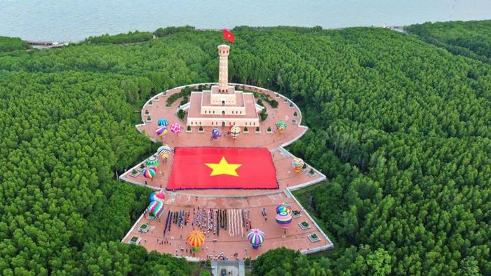 Lá quốc kỳ có diện tích 2.025m² (chiều dài 60m, chiều rộng 33,75m), nặng khoảng 320kg, chế tác trên chất liệu vải siêu bền được xác lập kỷ lục "Lá cờ Tổ quốc bằng vải lớn nhất Việt Nam" từ Tổ chức Kỷ lục Việt Nam (VietKings), diễn ra tại khu du lịch Mũi Cà Mau (xã Đất Mũi, tỉnh Cà Mau) ngày 2/9.