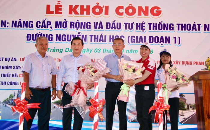 Người dân tặng hoa cảm ơn lãnh đạo địa phương đã quan tâm đầu tư đường sá.