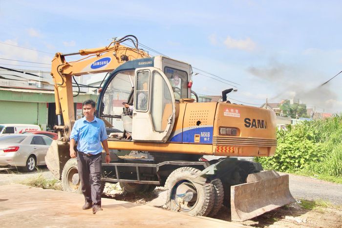 Xe máy thiết bị đã được huy động đến công trường để phục vụ thi công.