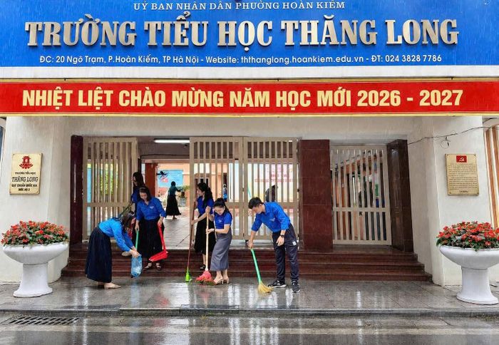 Trường tiểu học Thăng Long dọn dẹp vệ sinh, chỉnh trang khuôn viên, tạo không gian sạch đẹp trước thềm năm học mới.