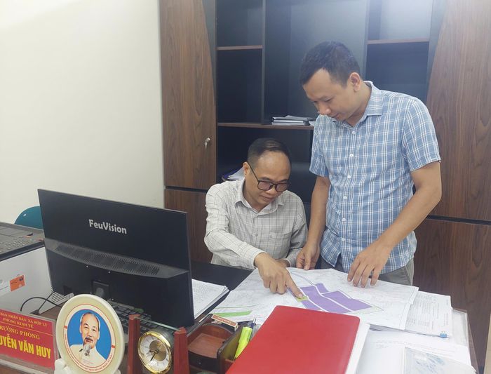 Trưởng phòng Kinh tế xã Hợp Lý Nguyễn Văn Huy trực tiếp hướng dẫn chuyên viên tháo gỡ vướng mắc trong quá trình thực hiện.