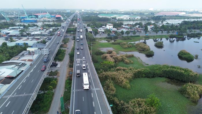 Cao tốc TP.HCM - Trung Lương - Mỹ Thuận nhiều năm đưa vào khai thác đã quá tải, đang được mở rộng.