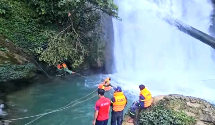 Lực lượng chức năng triển khai công tác tìm kiếm nạn nhân mất tích tại thác Khâu Làn.