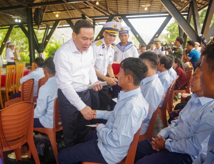 Phó bí thư Thường trực Tỉnh ủy Hồ Xuân Trường thăm hỏi, động viên ngư dân bị nạn.