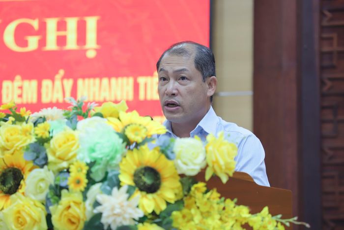 Ông Trần Tiến Đông, Giám đốc Ban Quản lý dự án đầu tư xây dựng công trình Giao thông và Nông nghiệp phát triển nông thôn tỉnh Đắk Lắk tham luận tại hội nghị.