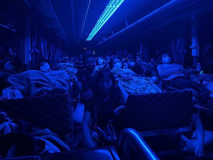 Phương tiện chở 32/20 người, vượt 12 người, so với số người được phép chở.