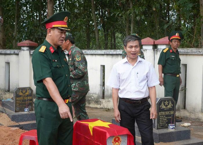 Lãnh đạo BCHQS tỉnh kiểm tra công tác khai quật và lấy mẫu.