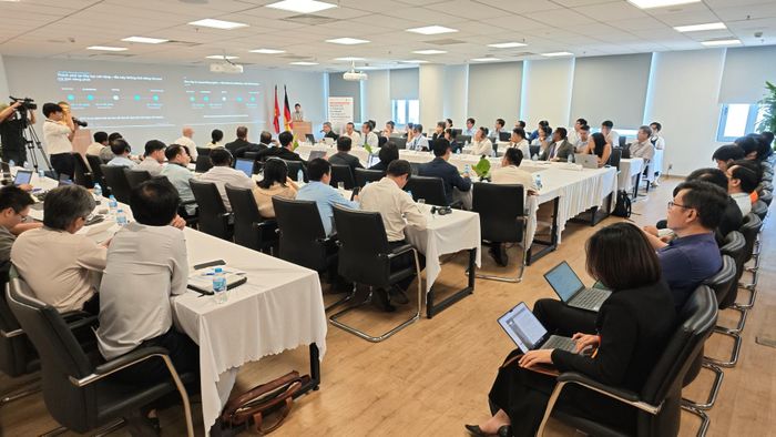 Các đại biểu chăm chú lắng nghe diễn giả trình bày về nguồn nhân lực tại Hội thảo quốc tế "Đường sắt - Trụ cột chiến lược cho chuyển đổi giao thông" tổ chức tại Trường Đại học Việt Đức ngày 3/9.