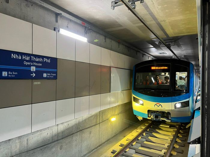 Metro số 1 Bến Thành - Suối Tiên tại ga Nhà hát Thành phố.