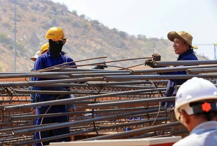 Công nhân trên công trường xây dựng và mở rộng cảng Cà Ná - Ninh Thuận. Ảnh: Đức Thanh