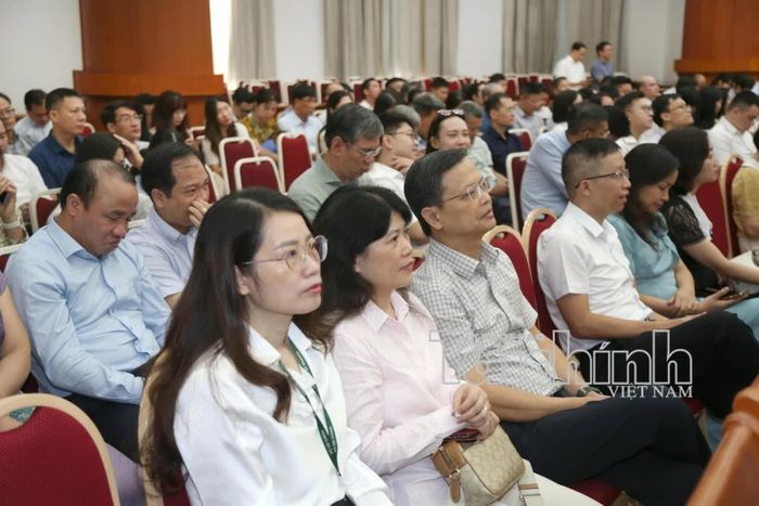 Các đại biểu tại điểm cầu Bộ Tài chính nghe nội dung cốt lõi Chỉ thị 07 của Bộ Chính trị. Ảnh: Đức Minh