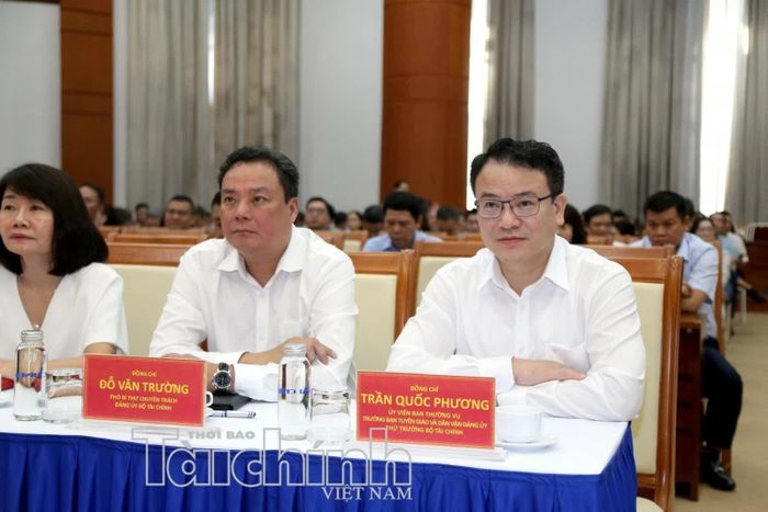 Thứ trưởng Bộ Tài chính Trần Quốc Phương và các đại biểu tham dự tại điểm cầu Bộ Tài chính