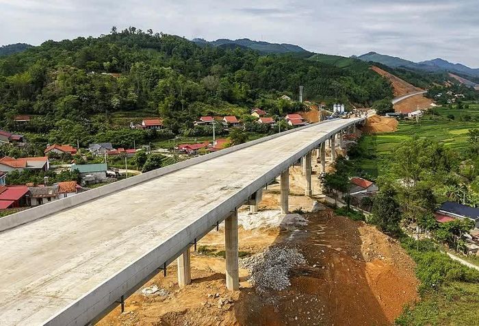 Tuyến cao tốc Hữu Nghị Chi Lăng đang được hoàn thiện. Ảnh: Hà Minh