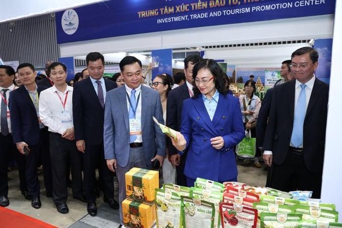  Thứ trưởng Bộ Công Thương Phan Thị Thắng cùng các lãnh đạo các cơ quan ban ngành xem các sản phẩm của doanh nghiệp Việ Nam. 