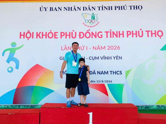 Thầy Lê Quang Thụ cùng học sinh tại Hội khỏe Phù Đổng tỉnh Phú Thọ lần thứ I năm 2026 – niềm vui sau những ngày nỗ lực tập luyện và thi đấu.