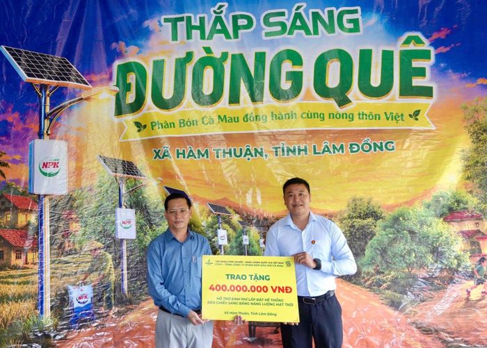 Đại diện PVCFC trao biểu trưng kinh phí hỗ trợ xây dựng công trình đèn chiếu sáng giao thông nông thôn xã Hàm Thuận, tỉnh Lâm Đồng. Ảnh: N.Duyên