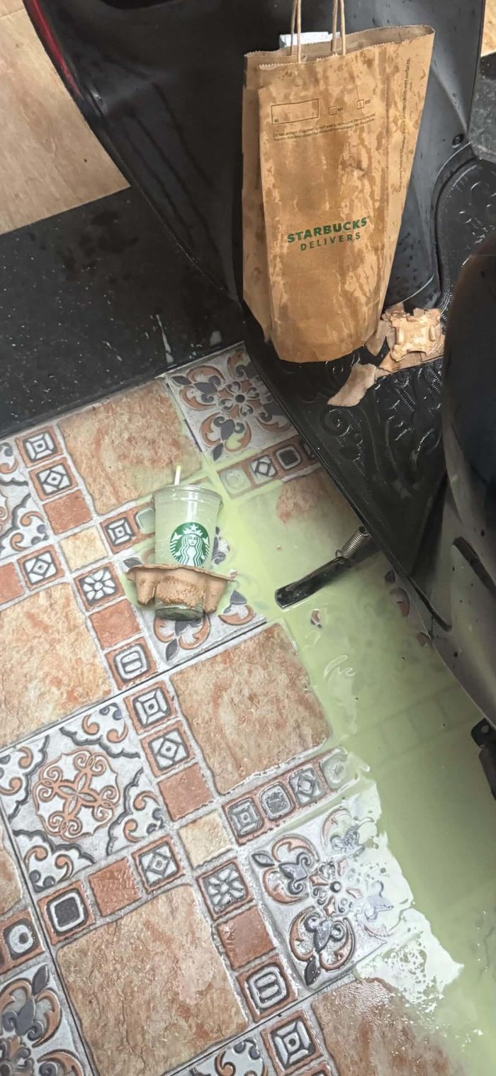 Túi giấy Starbucks dễ rách hơn khi gặp trời mưa