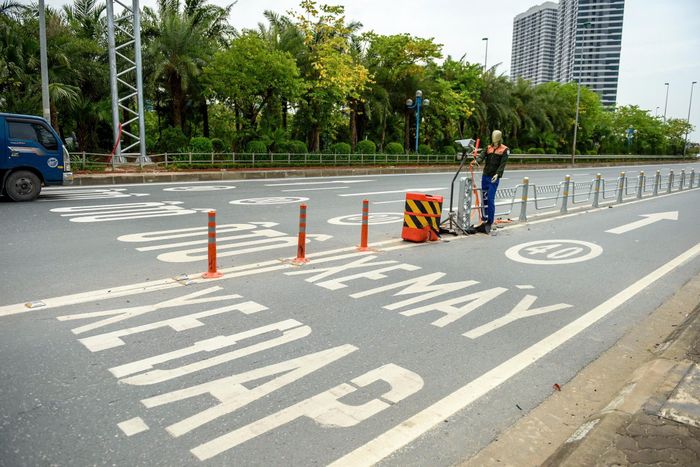 Mặt đường được sơn kẻ tốc độ cho từng làn, từng loại phương tiện