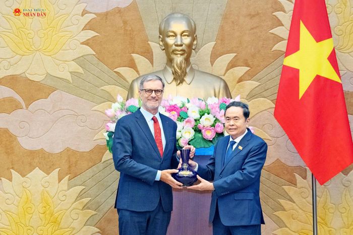 Chủ tịch Quốc hội Trần Thanh Mẫn trao quà tặng Đại sứ Cộng hòa Pháp tại Việt Nam Olivier Brochet
